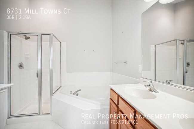 Building Photo - Bright & Spacious End-Unit Townhome – Perf...