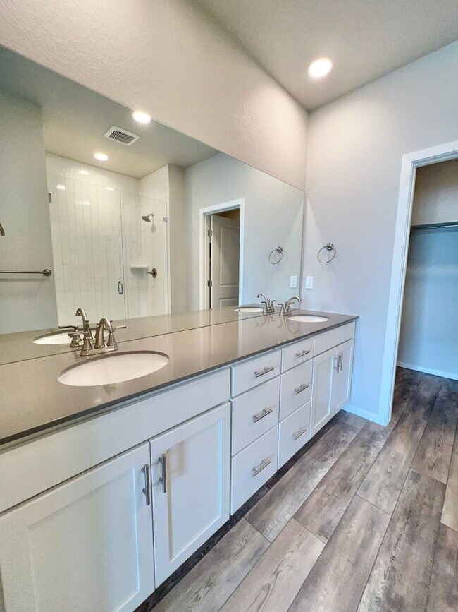 Building Photo - Beautiful 3 Bed 2.5 Bath House in Timnath!