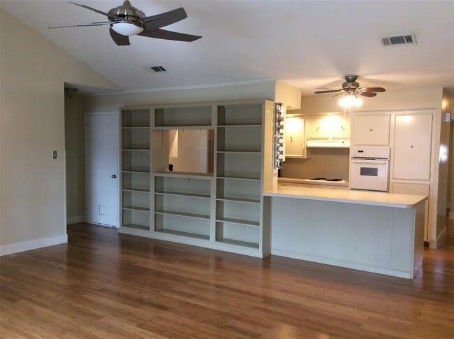 Building Photo - 147 Camellia St