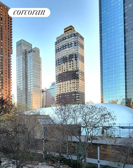 Building Photo - 453 W 43rd St
