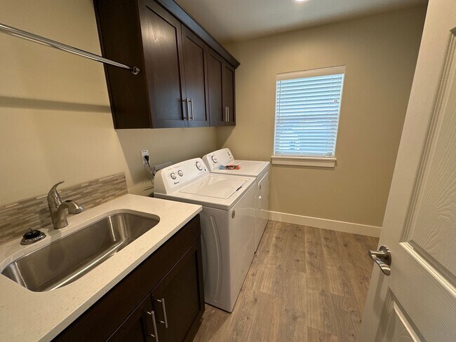Building Photo - Newer SE Bend House w/A/C, 3 Bdrms, 2.5 Baths, 2160 Sq Ft, EVO OUTLET, Access to Pool, Dbl Garage