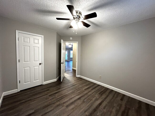 Building Photo - 3604-3604 Meadowlake Dr