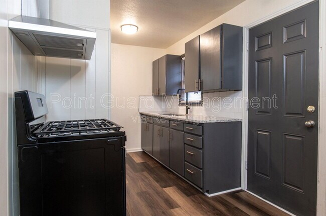 Building Photo - 409 W 31st St S