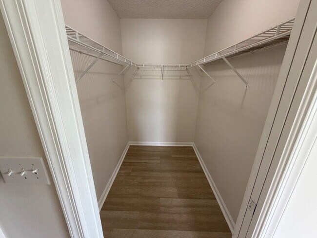 Building Photo - Beautiful Home with Large Great Room!