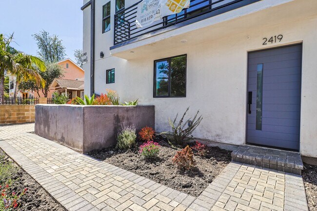 Building Photo - 2419 Carmona Ave