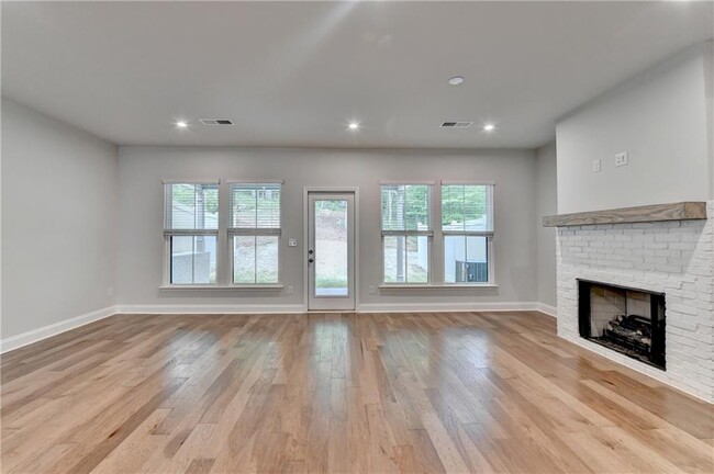 Building Photo - 204 Holsten Ln