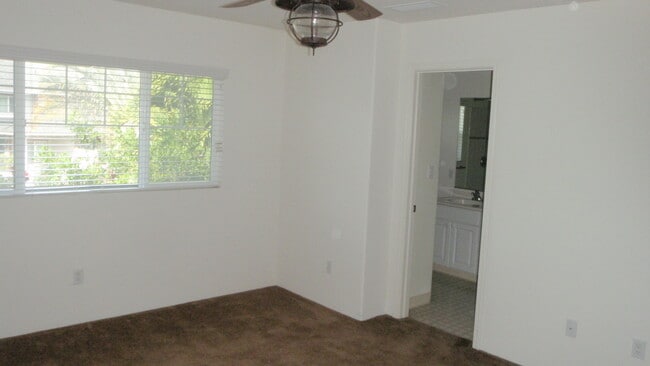 Building Photo - Fairways Edge 3 Bed/2.5 Bath Townhouse Available Now!