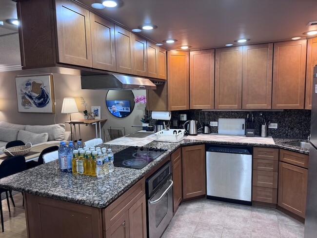 Building Photo - 801 S Plymouth Ct