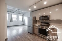 Building Photo - 932 W Dakin St