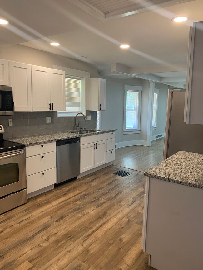 Building Photo - 2102 8th Ave