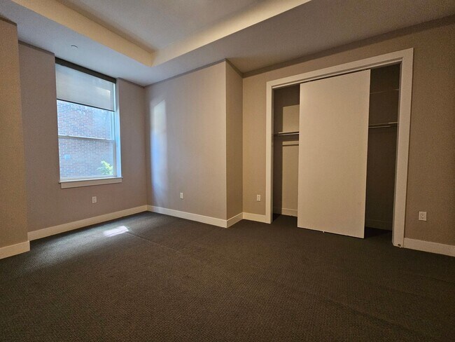 Building Photo - Congress Park High Rise Living! Huge Main Floor 2 Bed 2 Bath
