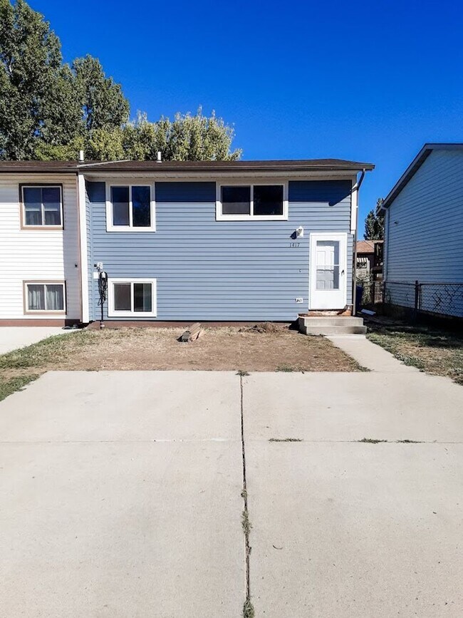 Building Photo - 4 Bed/ 2 Bath Townhome!