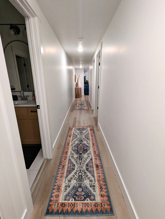 Building Photo - 134 N Welden Way