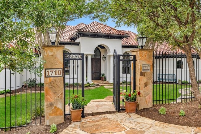 Building Photo - 1710 Mt Larson Rd