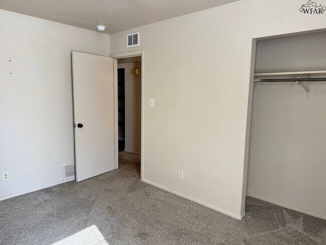 Building Photo - 1408 Normandy Dr