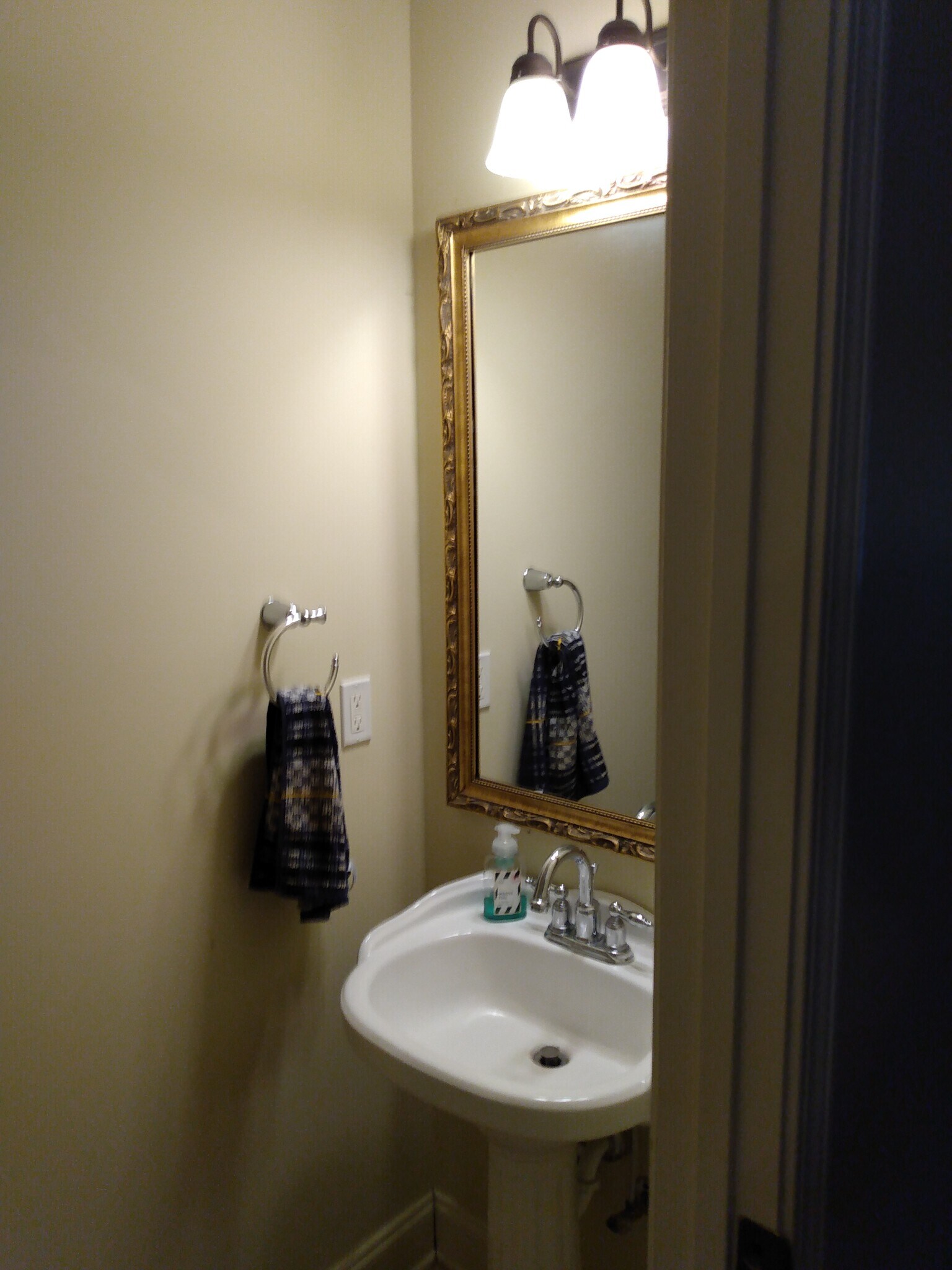 Building Photo - 2206 Anderson Rd