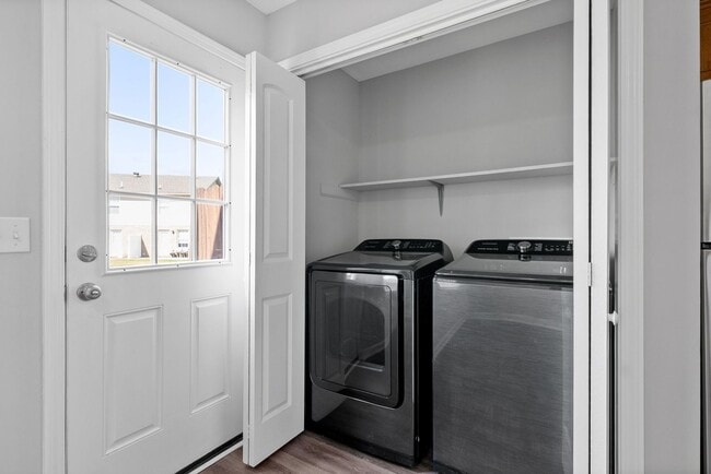 Building Photo - 2 Bedroom Pet Friendly Condo For Rent Near...
