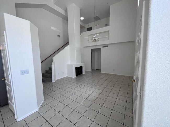 Building Photo - COMING SOON! 3 bed 3 bath Town house with ...