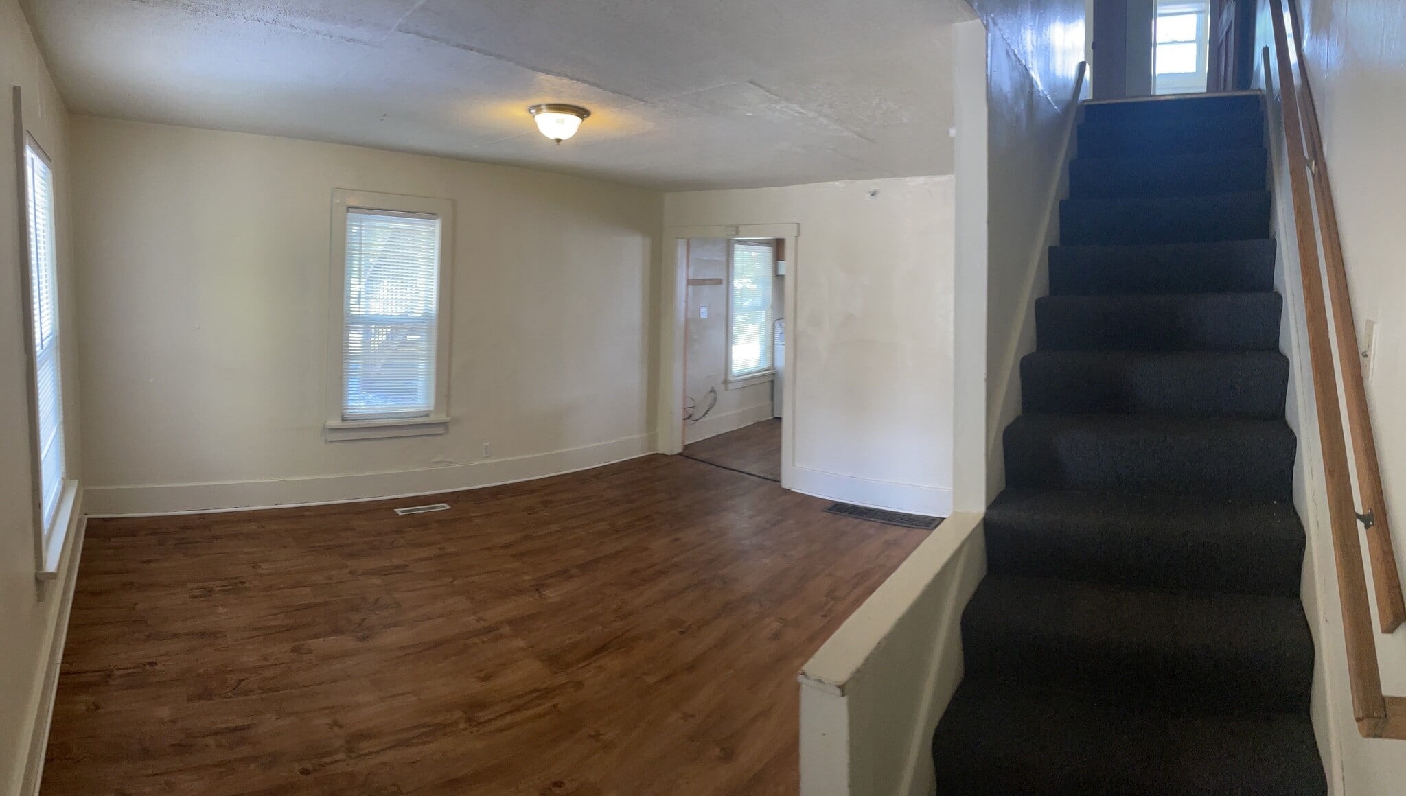Building Photo - 126 E Irvin Ave