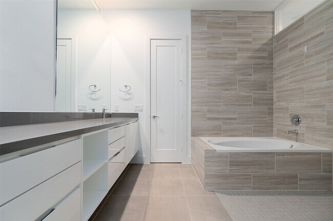 Building Photo - 5857 E Post Oak Ln