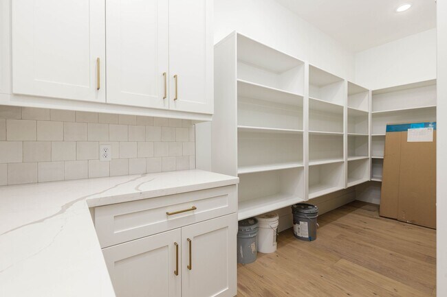 Building Photo - 6 bedroom with RV Garage and Hot Tub