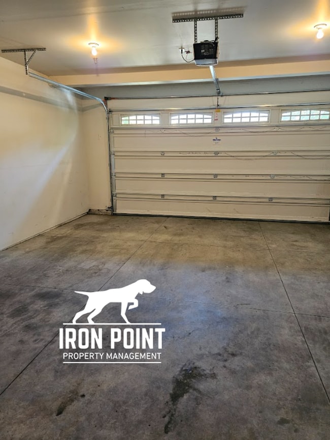 Building Photo - 3/2.5 in Boise-2 Car Garage, Fireplace, Vaulted Ceilings, Landscaping Included.