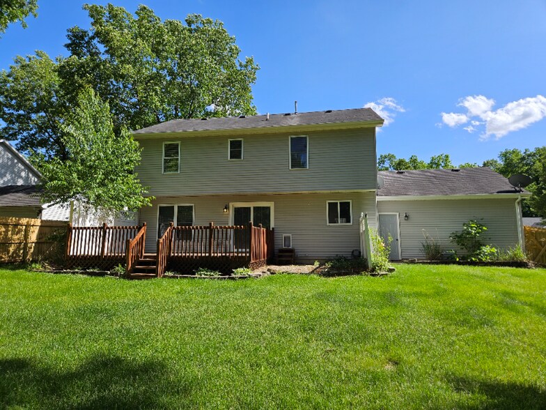 Building Photo - 10279 Rosewood Ct