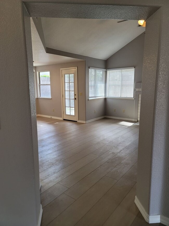 Building Photo - Oakdale Beauty