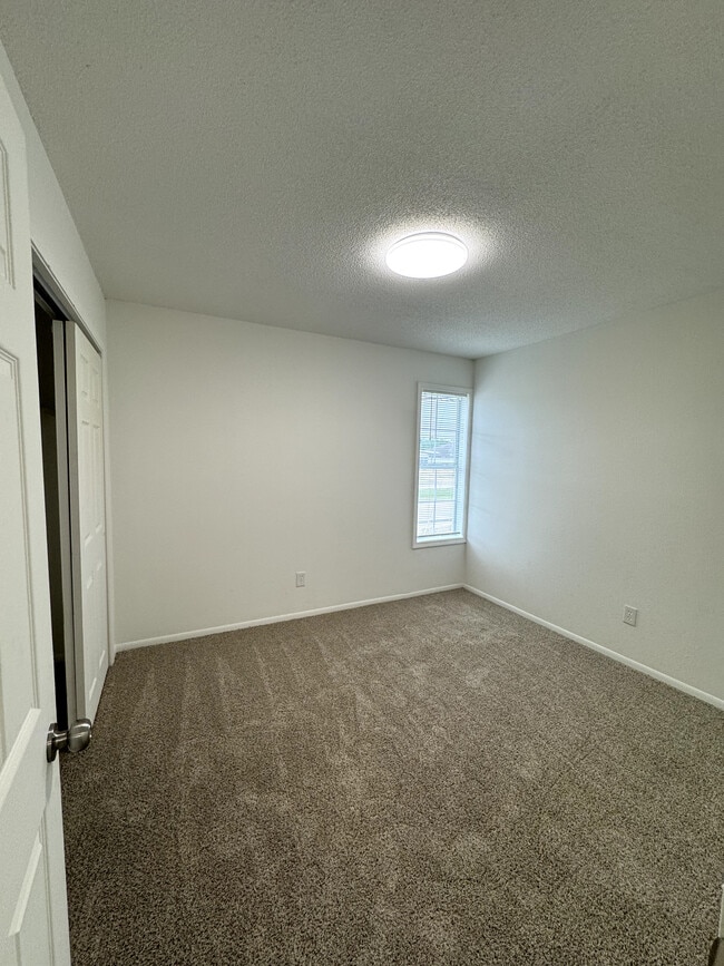Building Photo - Admiral Pointe
