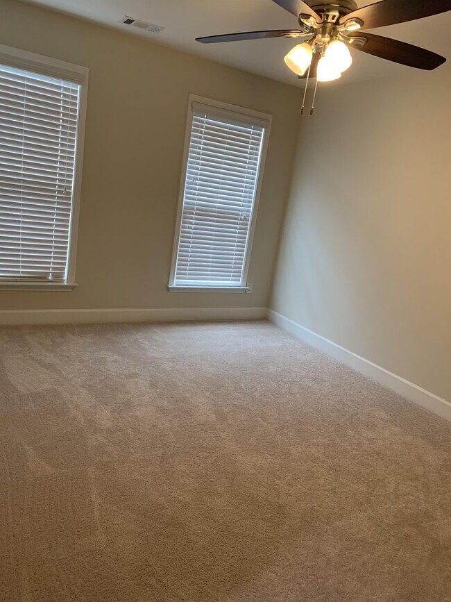 Building Photo - 2562 Sibley Dr