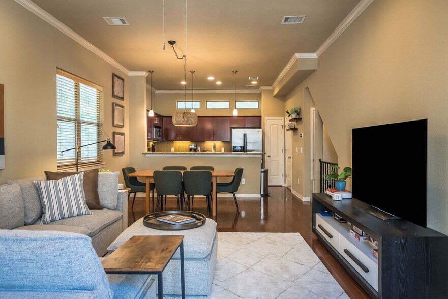 Building Photo - 1115 Kinney Ave