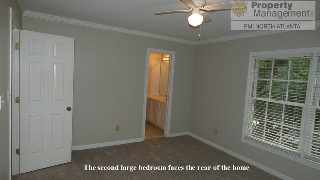 Building Photo - Charming townhome is gated community!