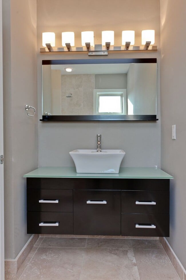 Building Photo - Queen Village Townhome