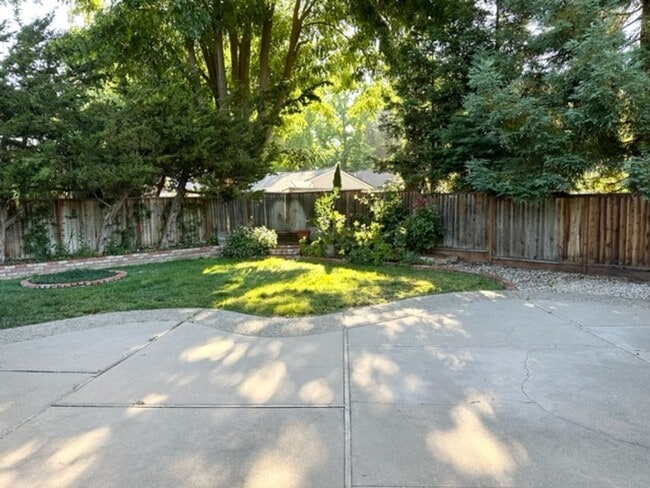 Building Photo - Pleasanton Single Story House 4 bed/2 bath, Downtown next to Amador Valley High! Great Location