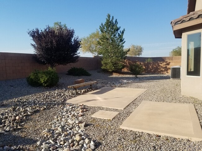 Building Photo - 4 bed 2 bath home in Huning Ranch.