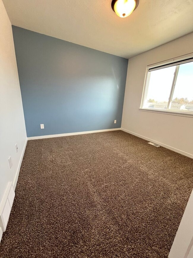 Building Photo - 4 Bed/3.5 Bath with 4 Stall Heated Garage!