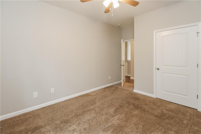 Building Photo - 1138 Paramount Dr