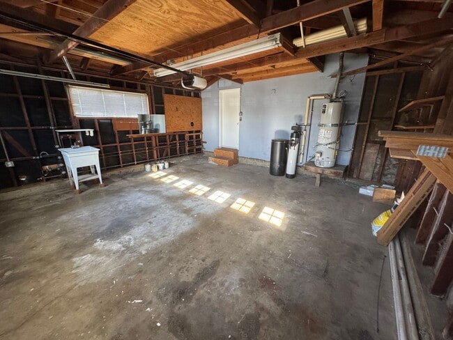 Building Photo - Charming 3 Bed, 2 Bath Single Family Home with Attached Garage and Spacious Backyard