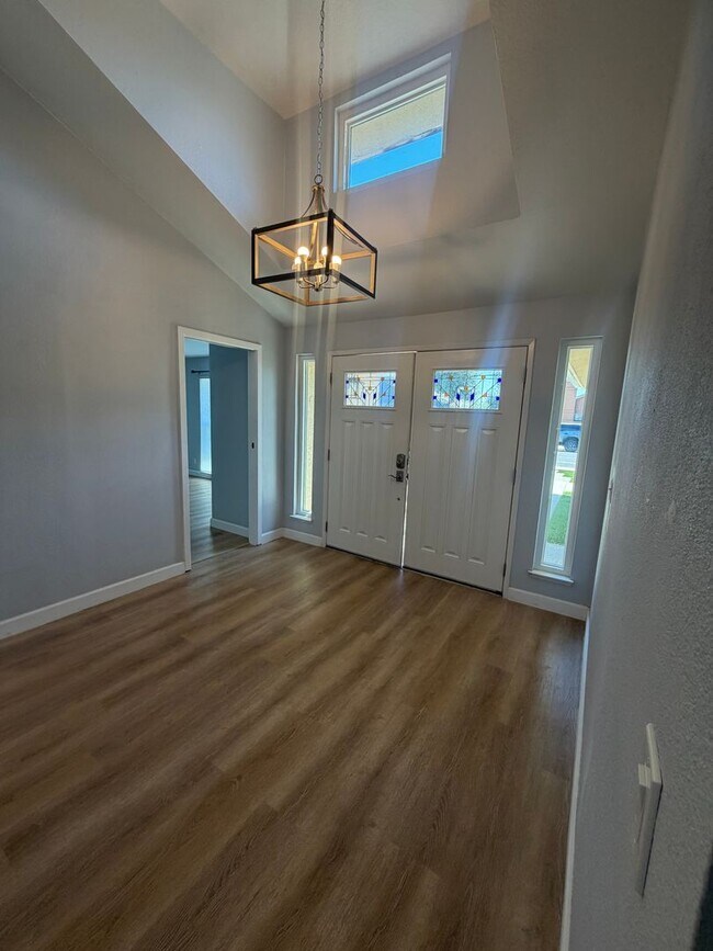 Building Photo - Stunning 4 bedroom, 2 bathroom with a Pool and Solar