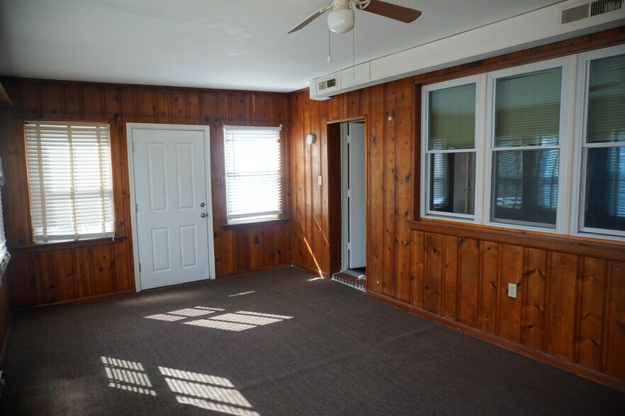 Building Photo - 3033 Hamilton Ave