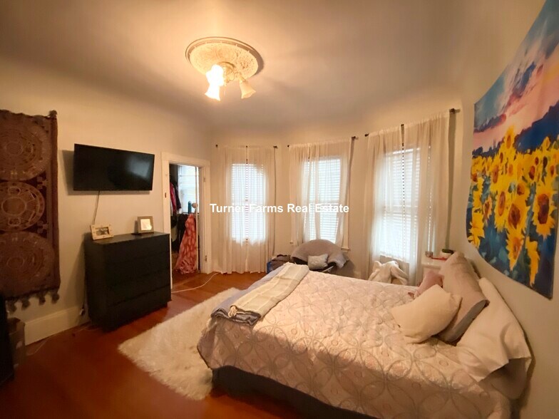 Building Photo - 10 Sachem St