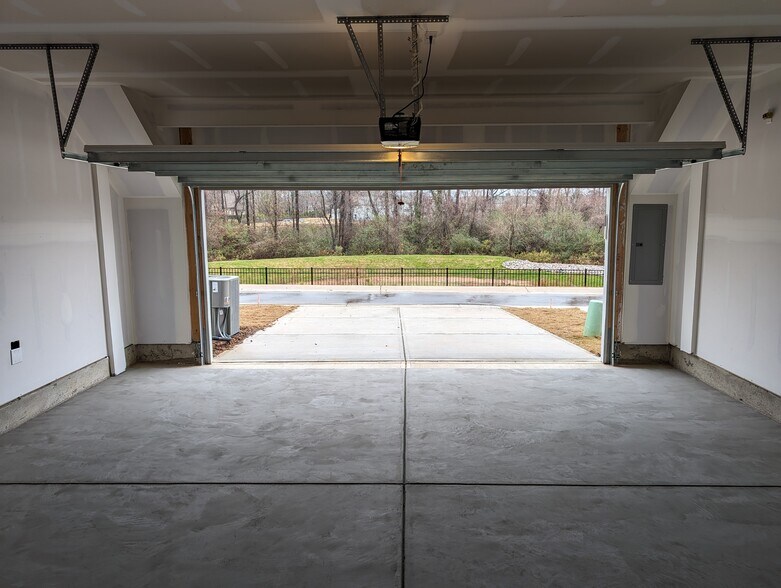 Building Photo - 5613 Edessa Ave