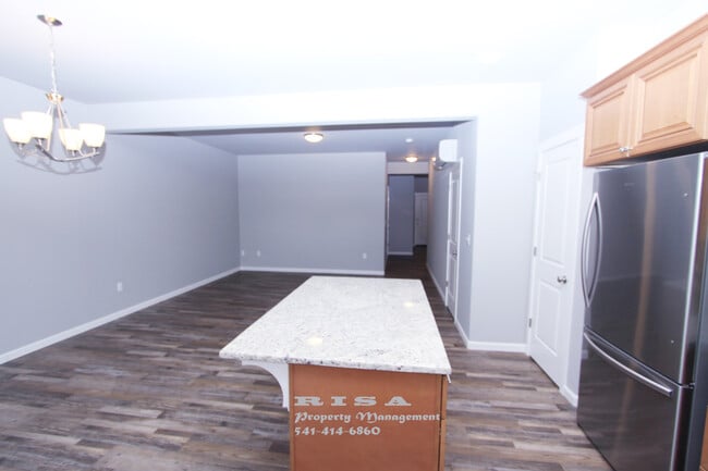 Building Photo - 4185 Lancaster Dr NE