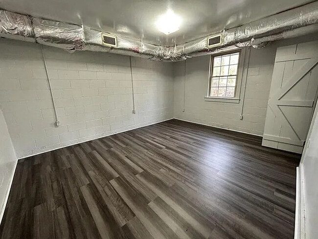 Building Photo - 4 Bedroom 2 Bathroom