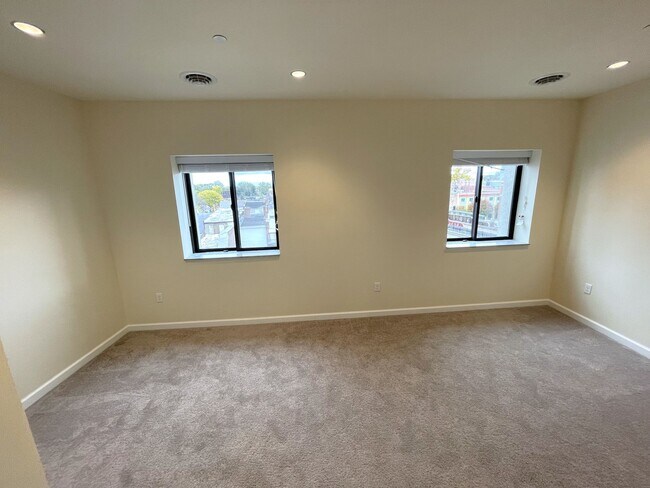 Building Photo - Stylish 1-Bed • 819 Sq. Ft. • Free Interne...