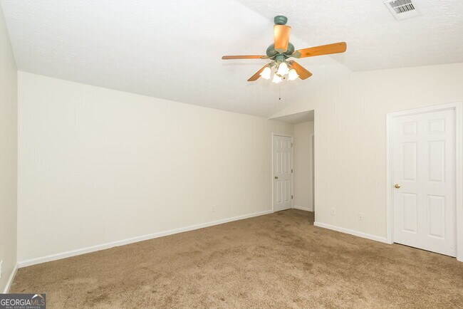 Building Photo - 43 Roxbury Ln