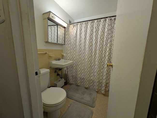 Building Photo - Rosslyn Studio | All Utilities Included | 1.5 Blocks to Metro