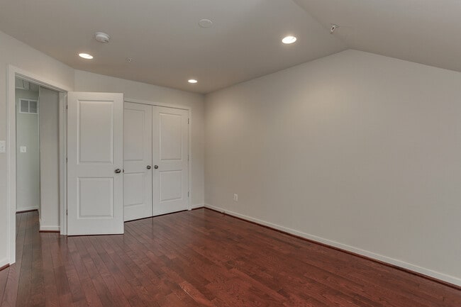 Building Photo - Gorgeous Townhome/Great Location!