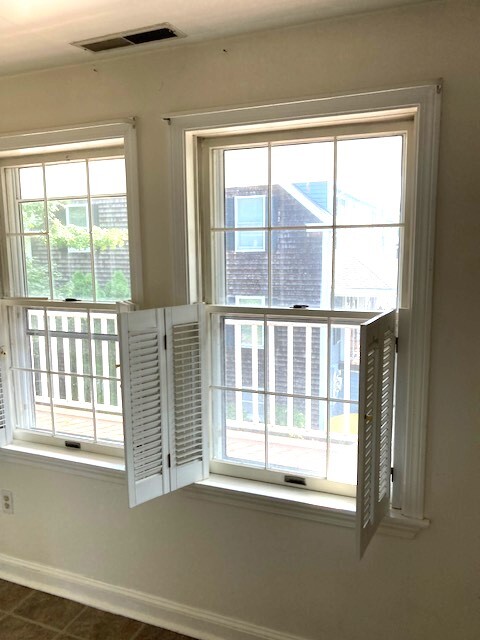 Dining area looking out to deck - 33 Van Zandt Ave