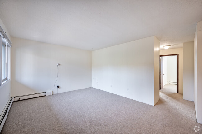 2BR, 2BA - 750SF - Living Room - 2122 Grand Ave S